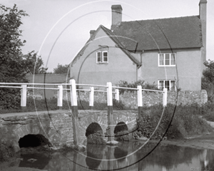 Picture of Herts - A Quaint Riverside View c1930s - N141