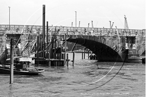 Picture of London - London Bridge, Deconstruction of London Bridge c1968 - N2976